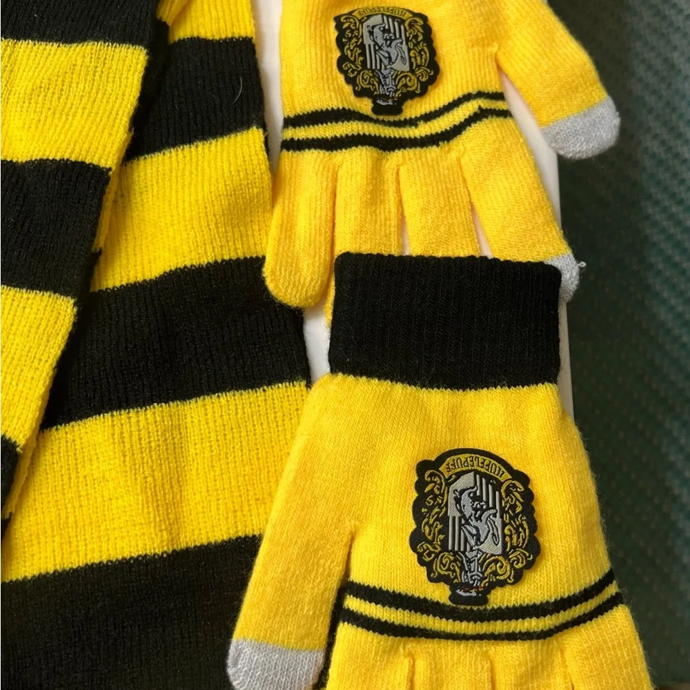 Brand New Harry Potter Yellow and Black Scarf and Gloves Set
